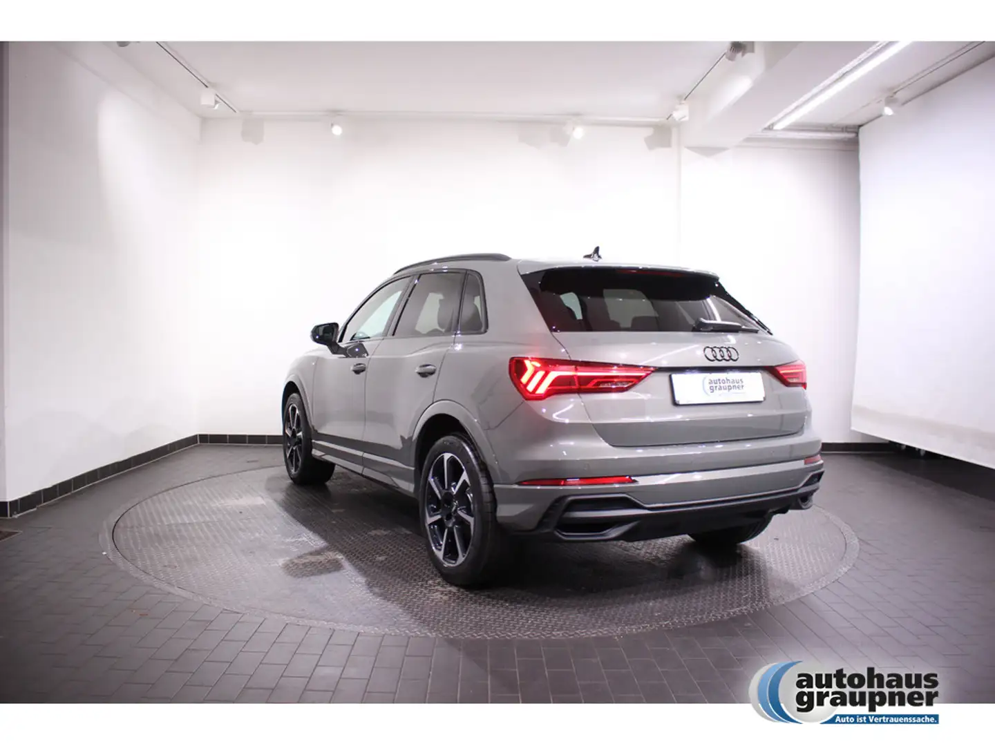 Audi Q3 35 TFSI S tronic S line SHZ NAVI ACC LED Grey - 2