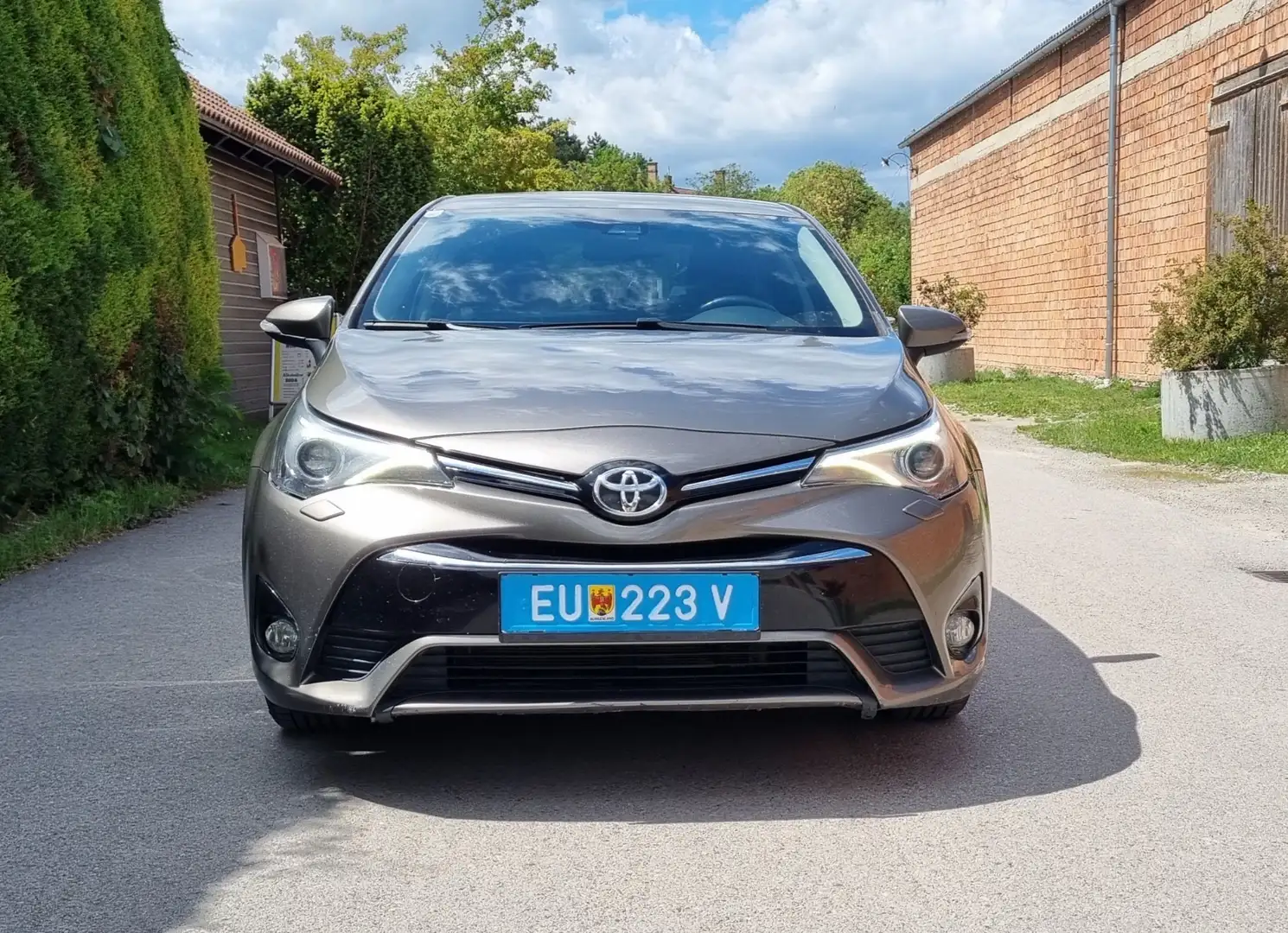 Toyota Avensis 2.0 D-4D Executive - 1