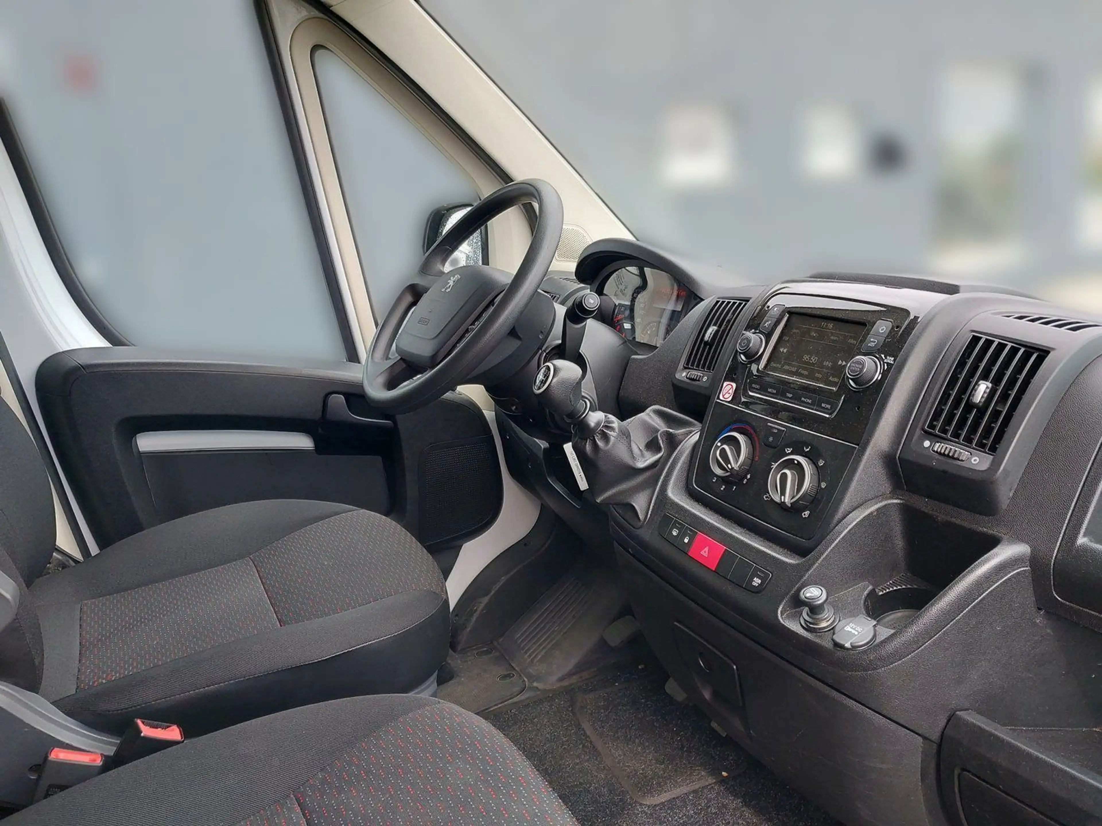 Peugeot Boxer Kasten Hochraum 2.2 BlueHdi 335 L3H2 Premium 165 — photo 10