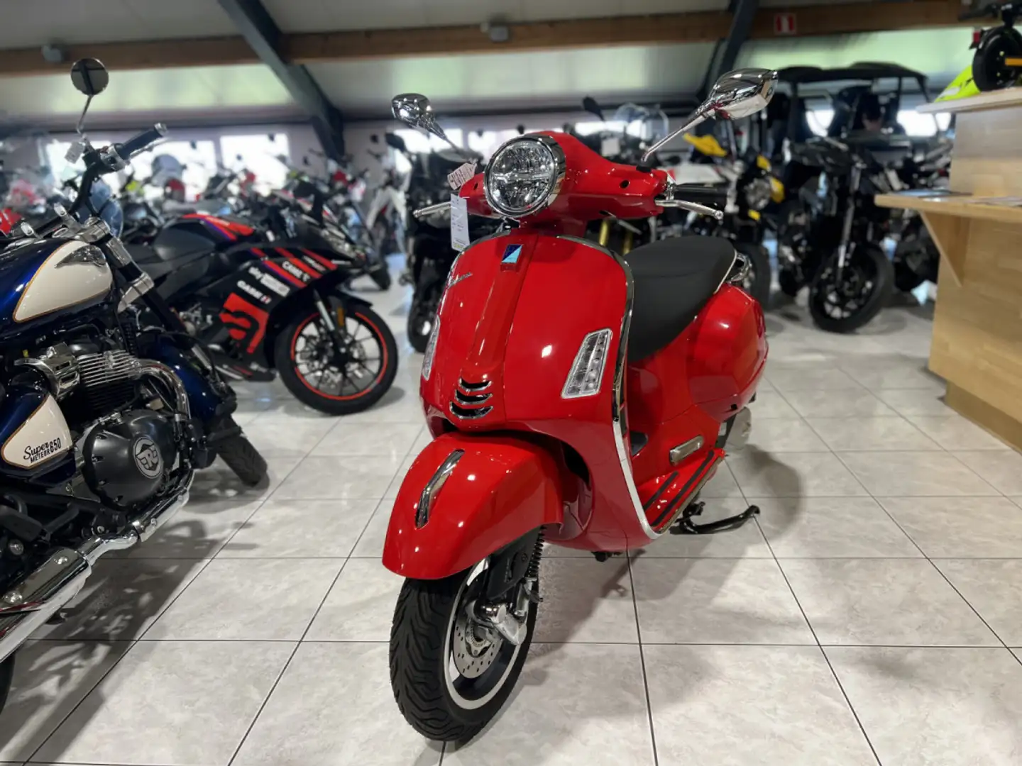 Vespa GTS Super 125 Rood - 2