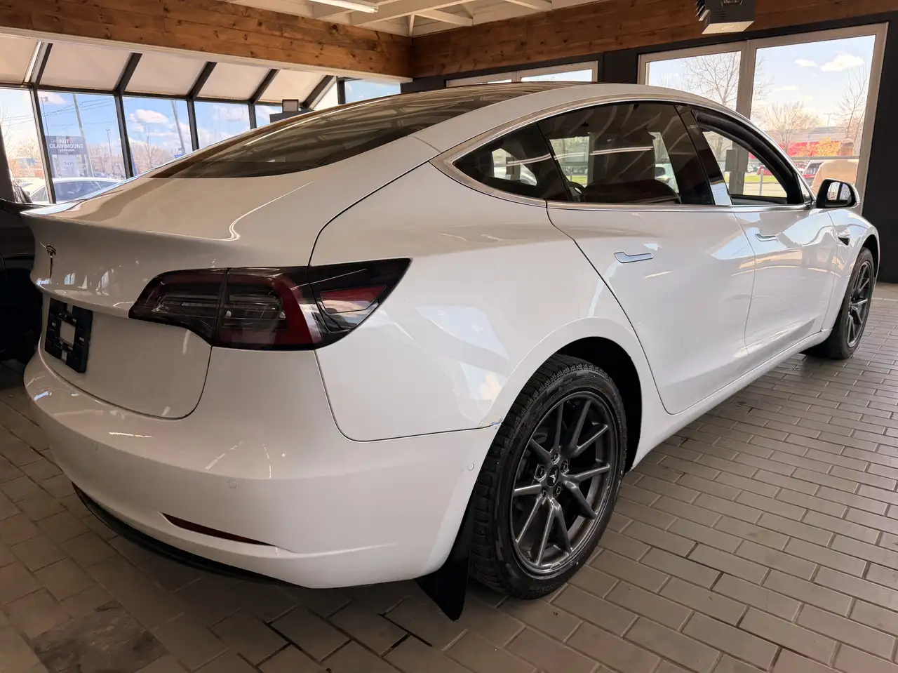 Tesla Model 3 снимка Tesla Model 3
