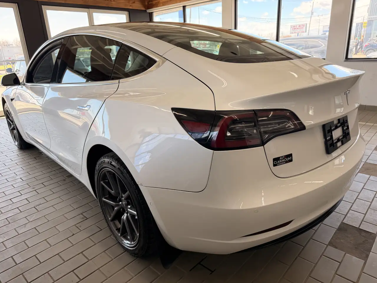 Tesla Model 3 снимка Tesla Model 3
