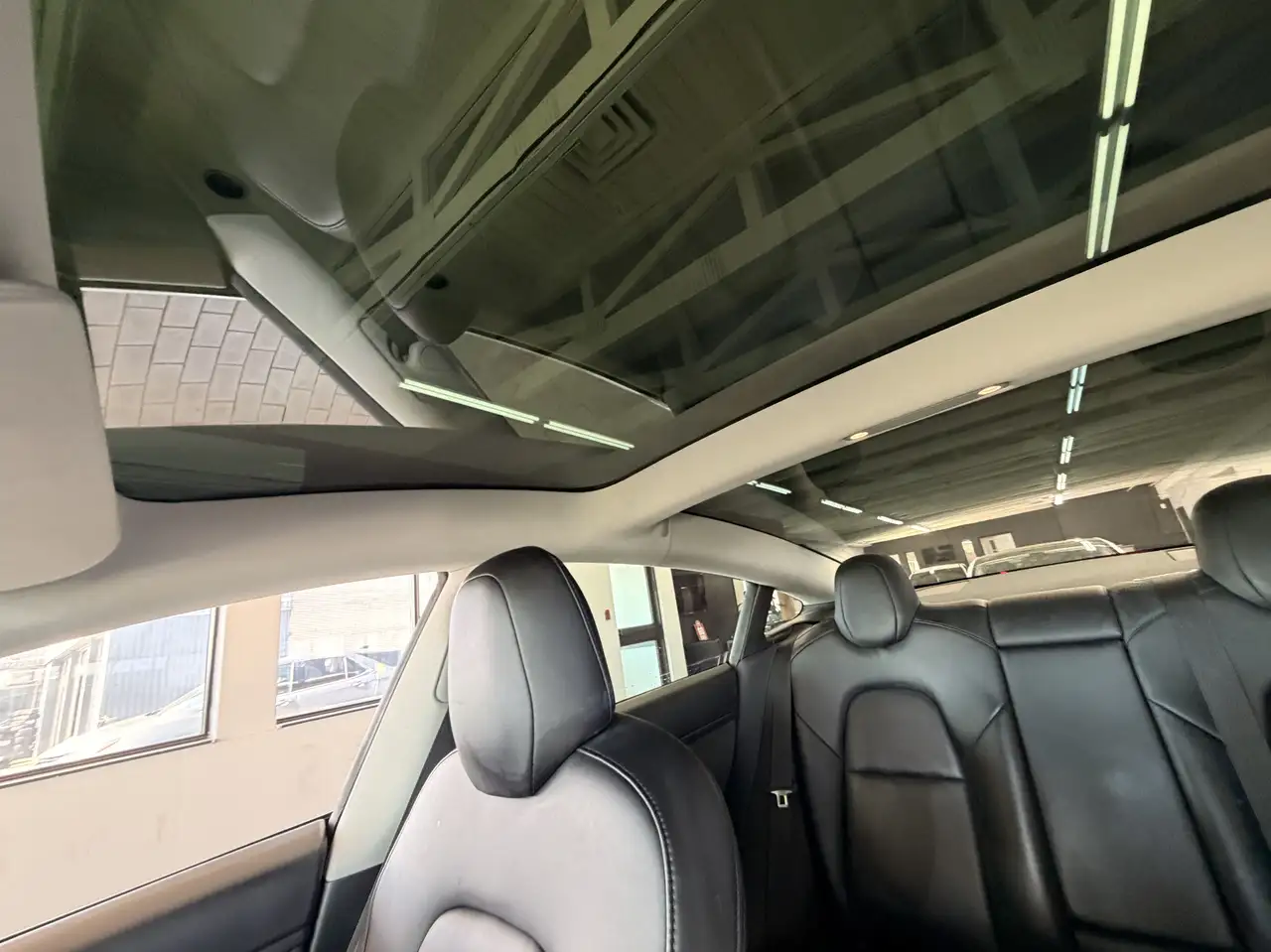 Tesla Model 3 снимка Tesla Model 3