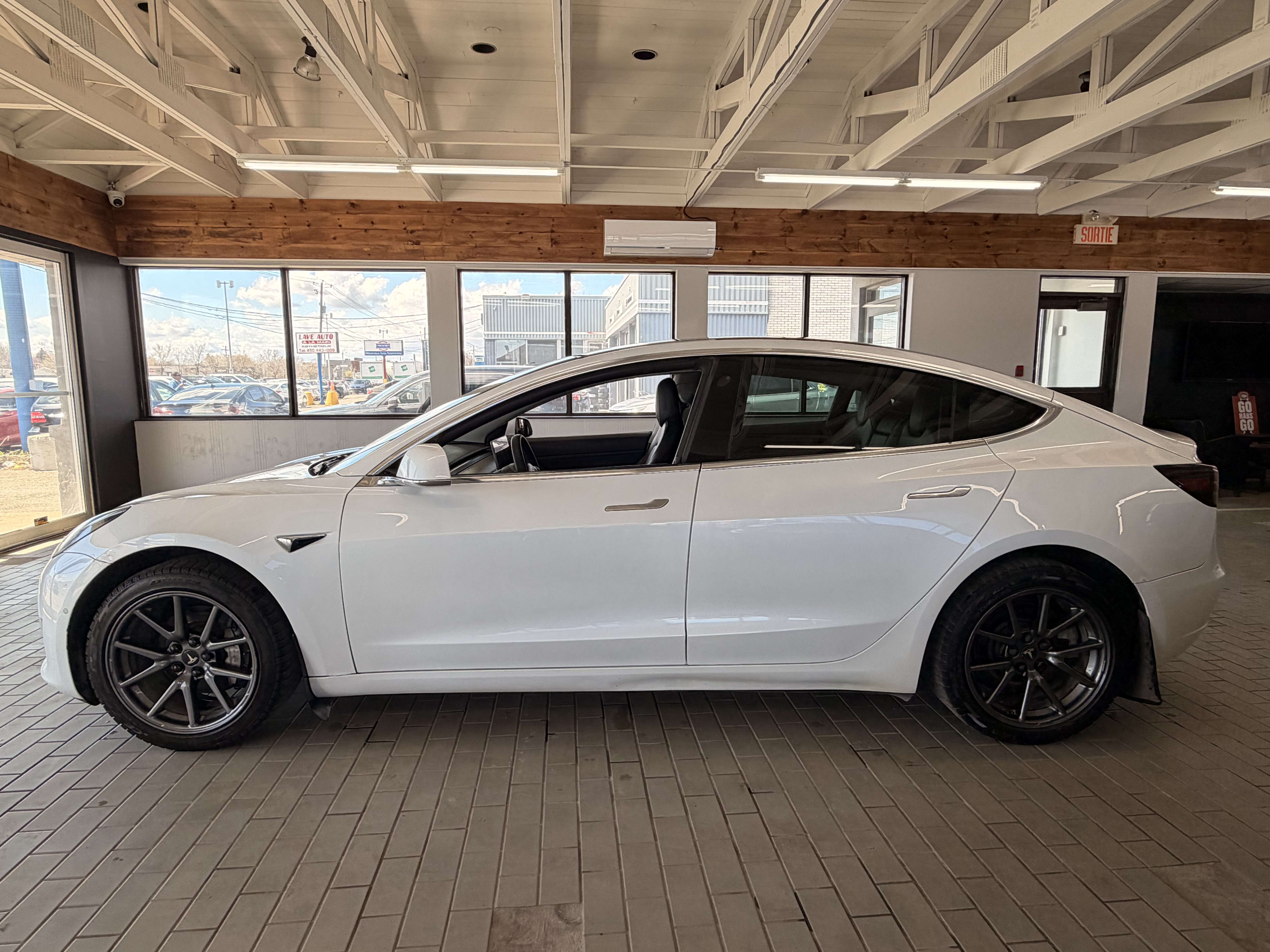 2020 Tesla Model 3 Standard Range Plus alt 2