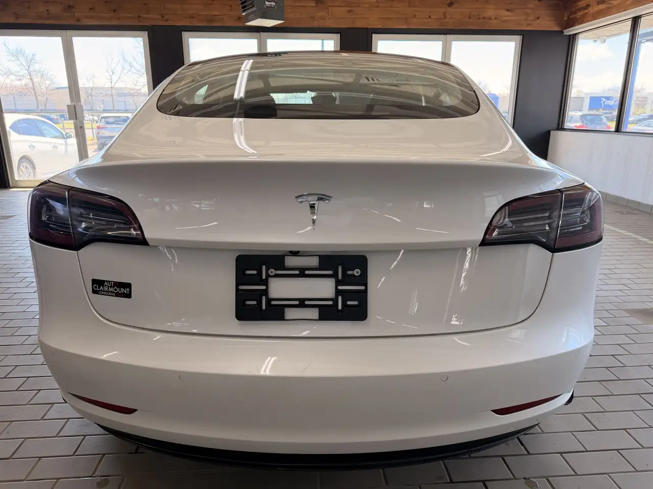 Tesla Model 3 снимка Tesla Model 3