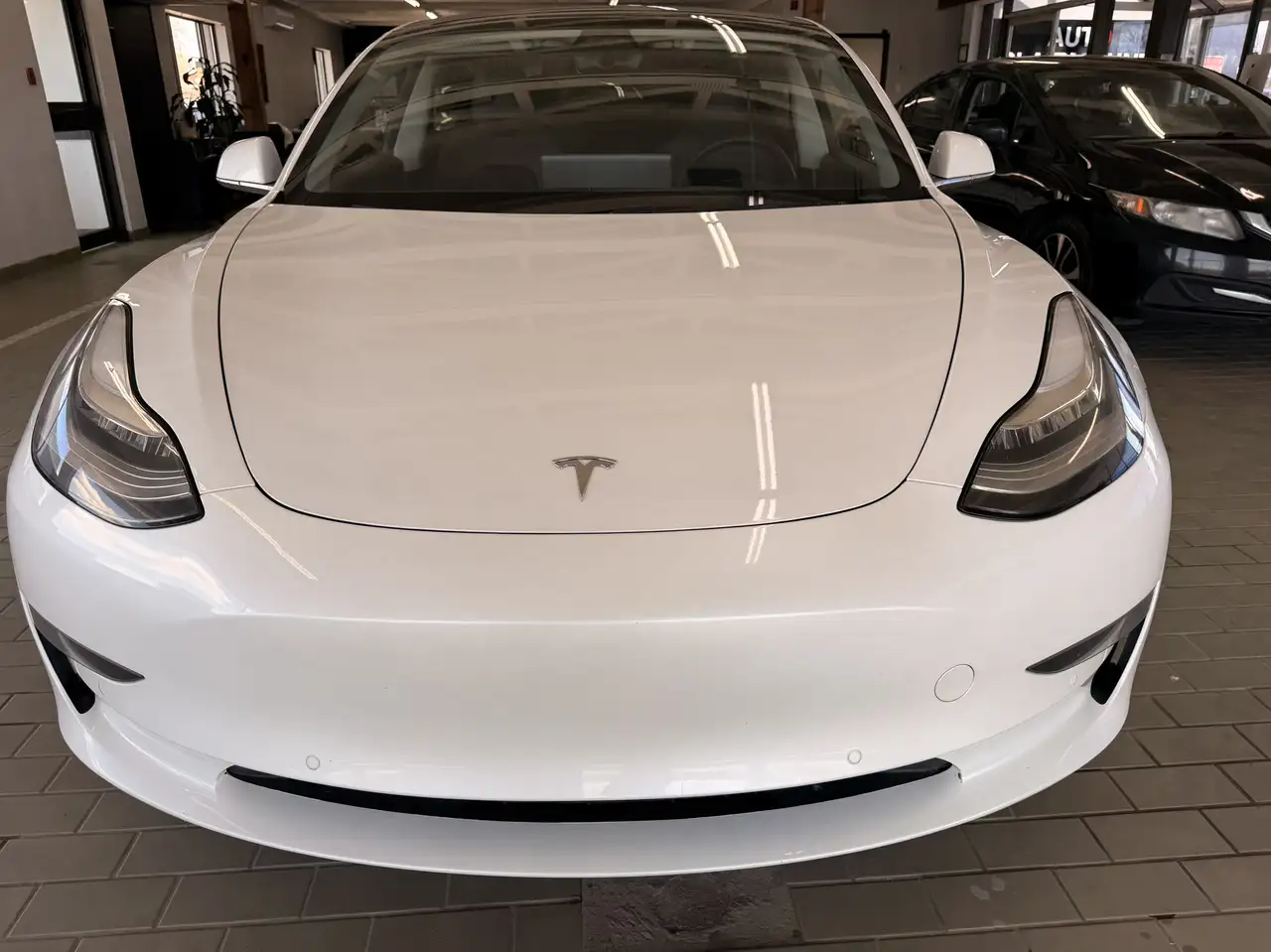Tesla Model 3 снимка Tesla Model 3