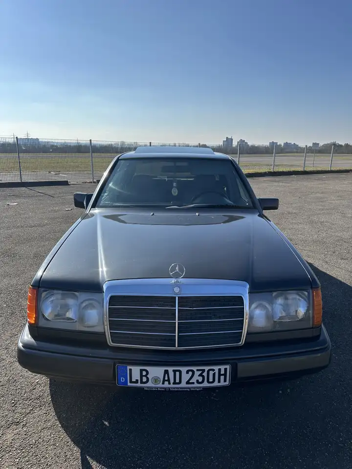Mercedes-Benz E 230