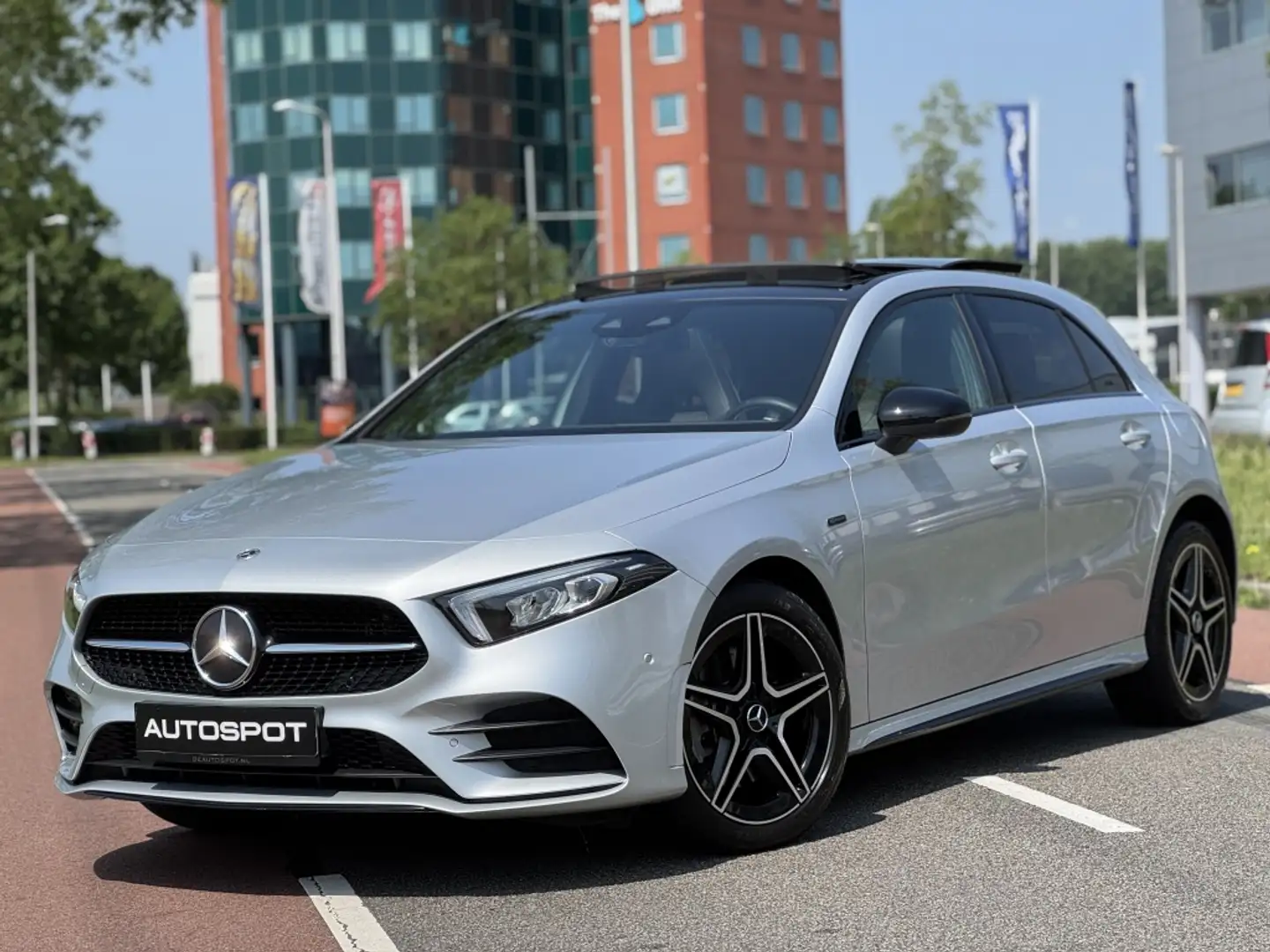 Mercedes-Benz A 250 -klasse e AMG Pano Sfeer Night Camera Zilver - 2