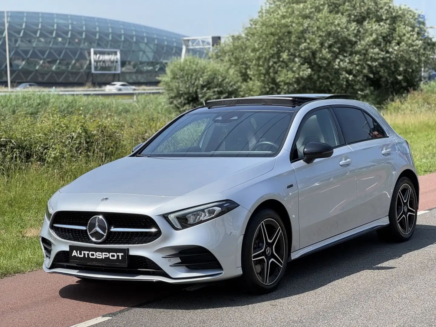Mercedes-Benz A 250 -klasse e AMG Pano Sfeer Night Camera Zilver - 1