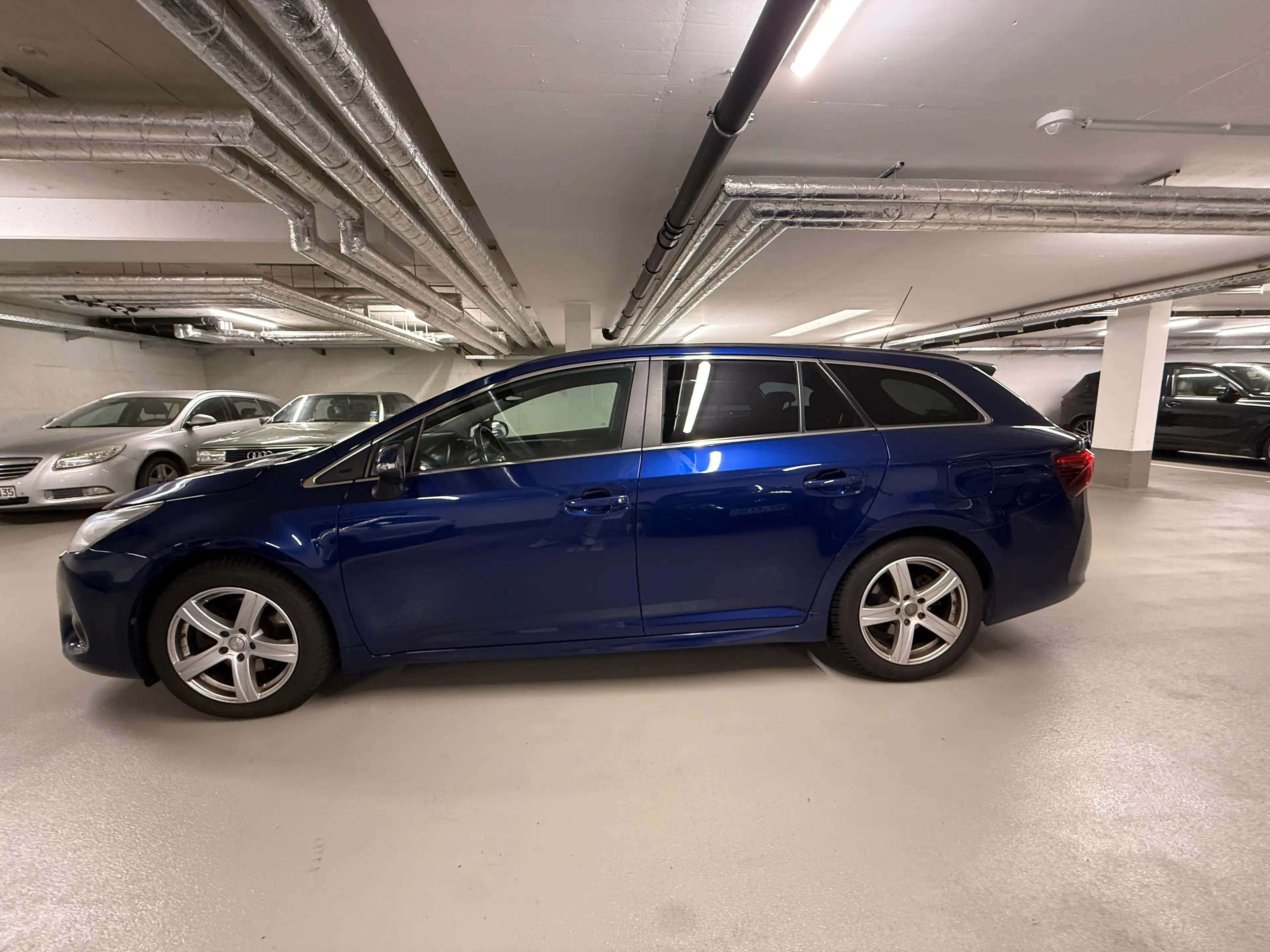 Toyota Avensis 2.0 D-4D Executive*Navi*Kamera*Pannaroma* — photo 9