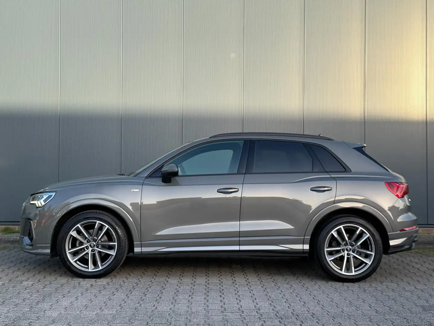 Audi Q3 35 TFSI S Line | Matrix LED | Elektrische achterkl Grijs - 2