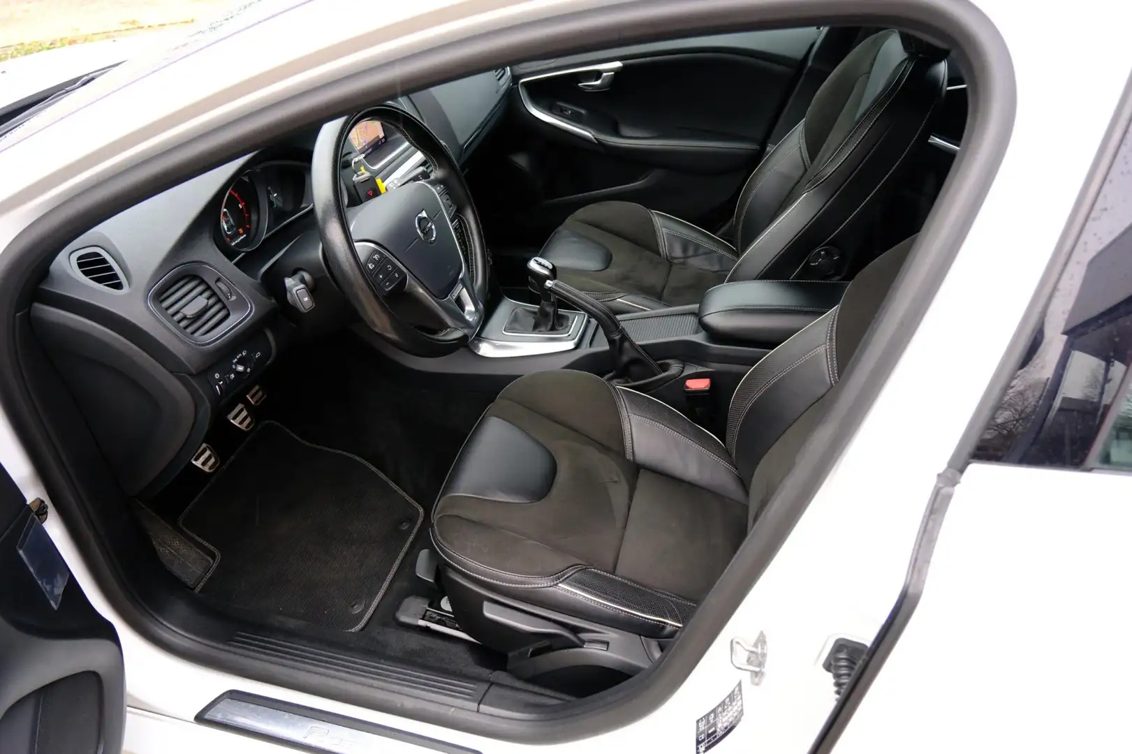 Volvo V40 2.0 D3 Business Sport R-design Navi|Leder-Alcantar Blanc - 2