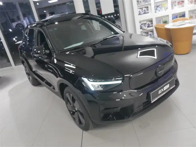 Volvo EX40 Extended Range Plus Black Edition