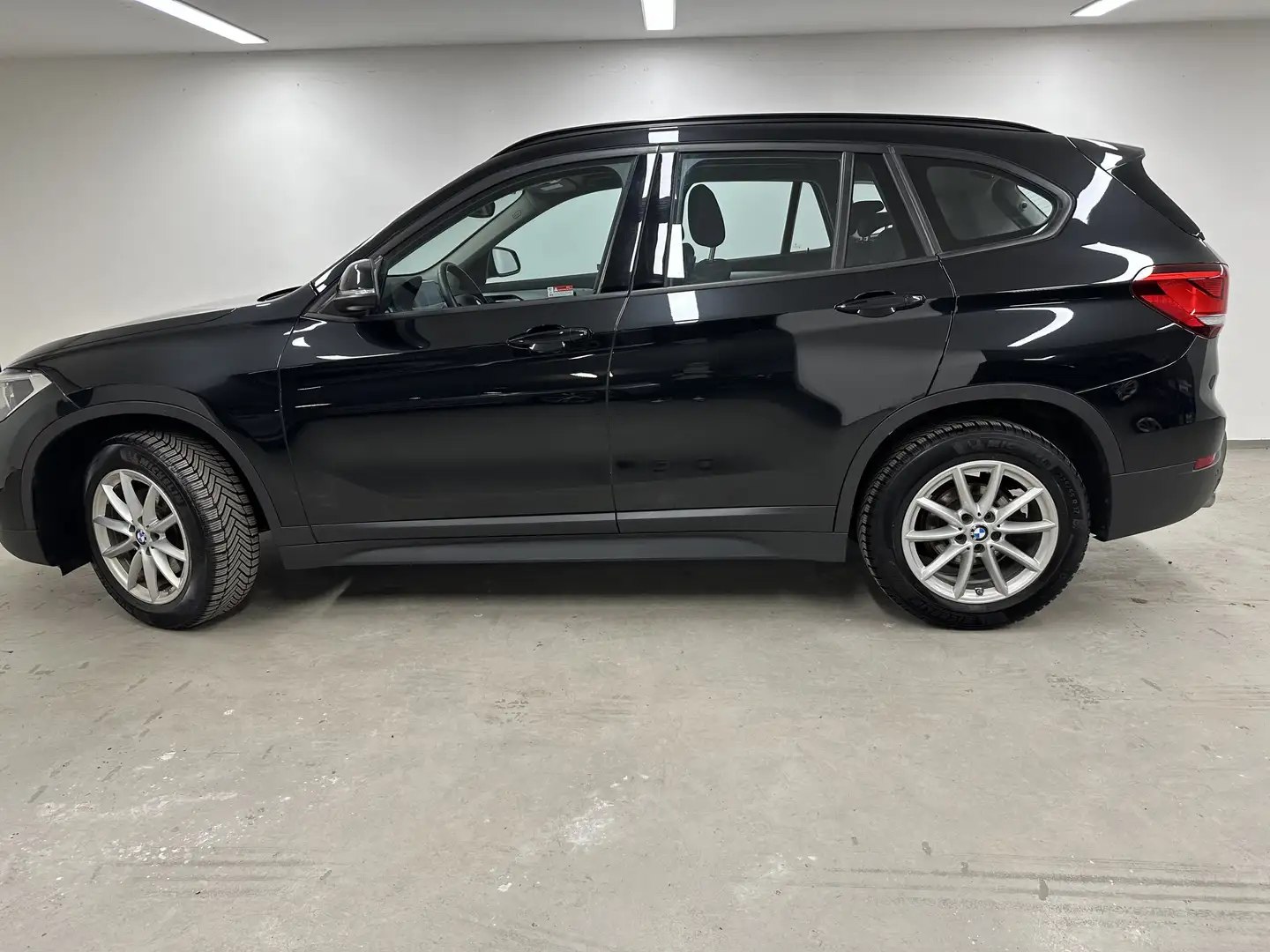 BMW X1 sDrive18i Advantage+LED+GBA+DAB+RFK+Sitzhzg. Negro - 2