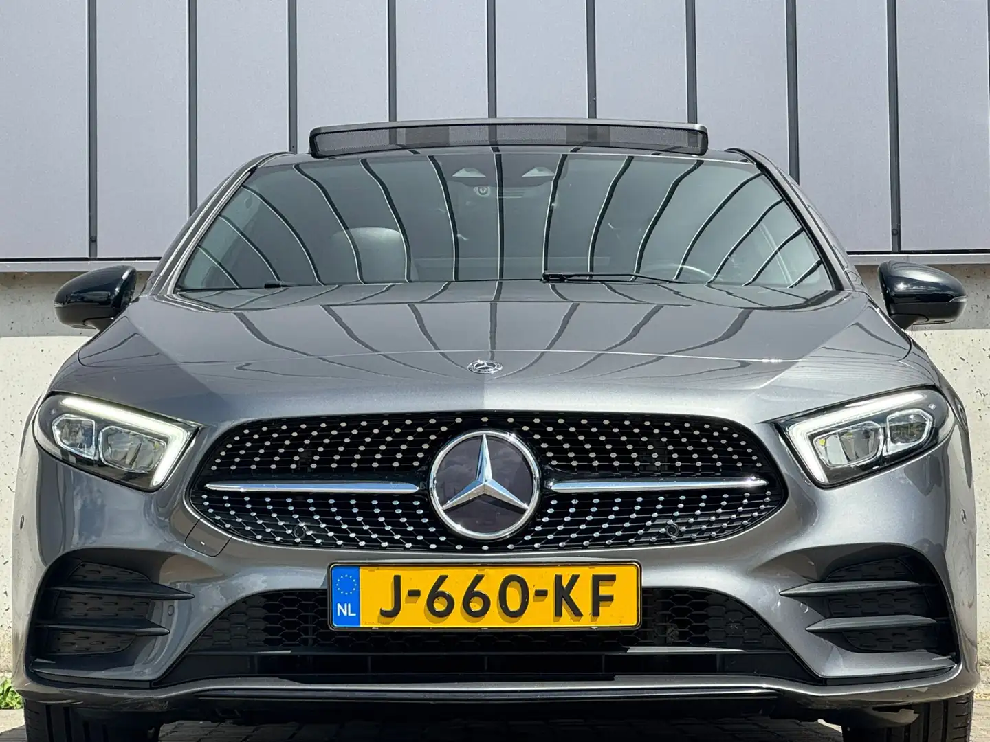 Mercedes-Benz A 200 163PK Automaat AMG Night Pano Sfeer Camera Grijs - 2