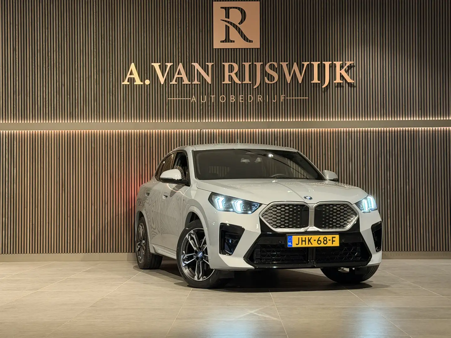 BMW iX2 eDrive20 67 kWh M-Sport | LED | CAMERA | STOELVERW Grijs - 2