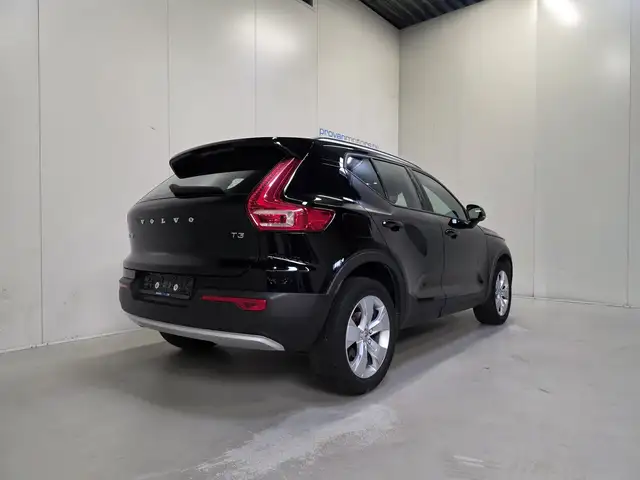 Volvo XC40 view 3