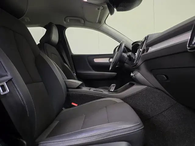 Volvo XC40 view 2