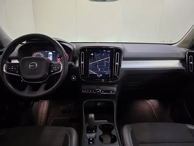 Volvo XC40 view 11