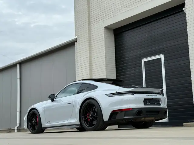 Porsche 992 view 14