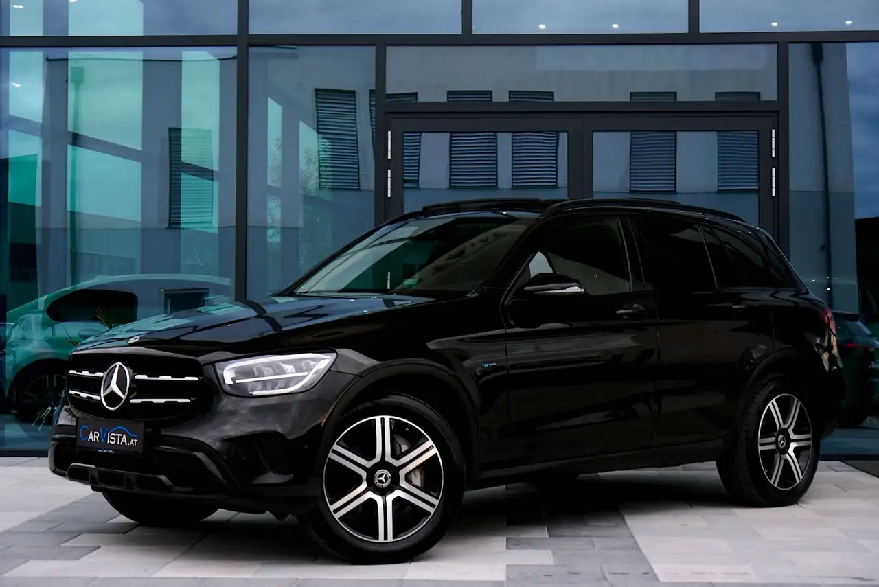 Mercedes-Benz GLC 300 e PHEV 4Matic *Panorama-Schiebedach & Burmester* — photo 1 of 18