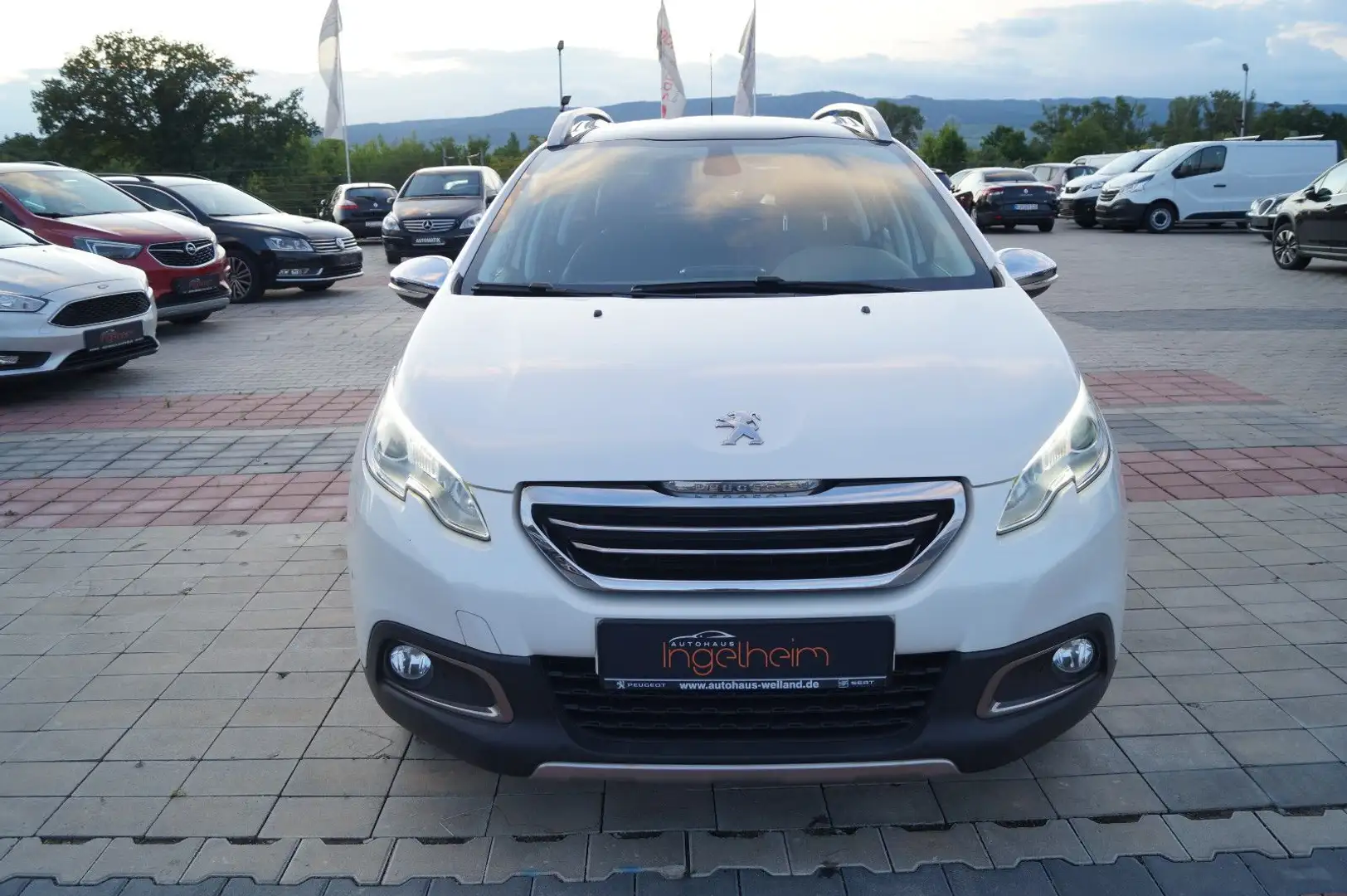 Peugeot 2008 Allure Klimautomatik PanoD PDC SHZ Tempomat Weiß - 2