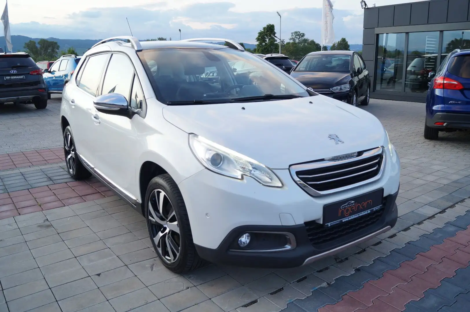 Peugeot 2008 Allure Klimautomatik PanoD PDC SHZ Tempomat Weiß - 1