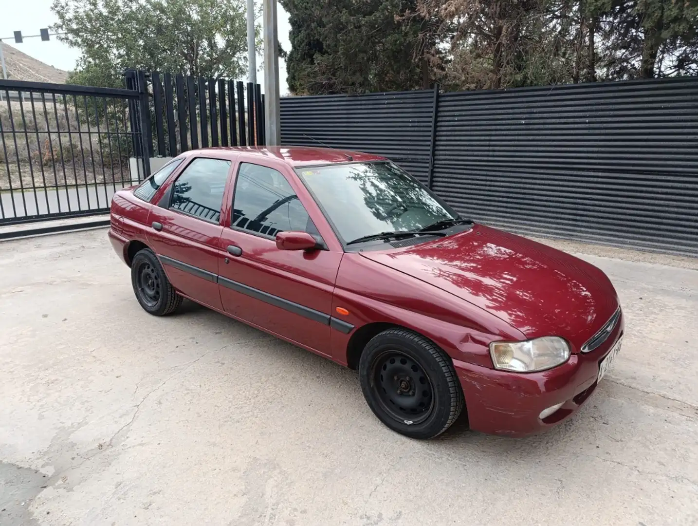 Ford Escort Berlina Manual de 5 Puertas Rot - 1