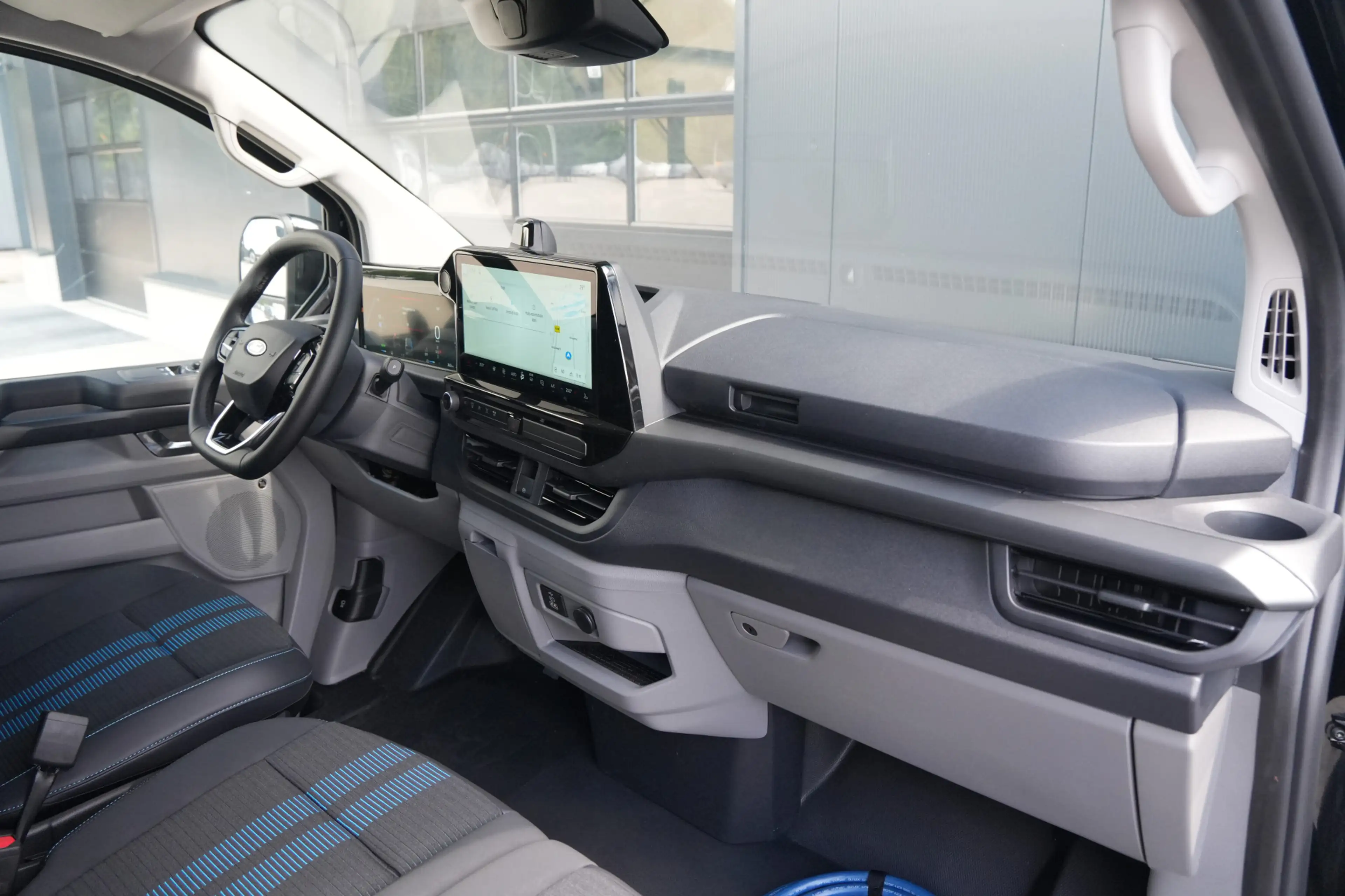 Ford Transit Custom E-Transit 340 L2H1 Sport 71 kWh 218pk - DIRECT LEV — photo 46