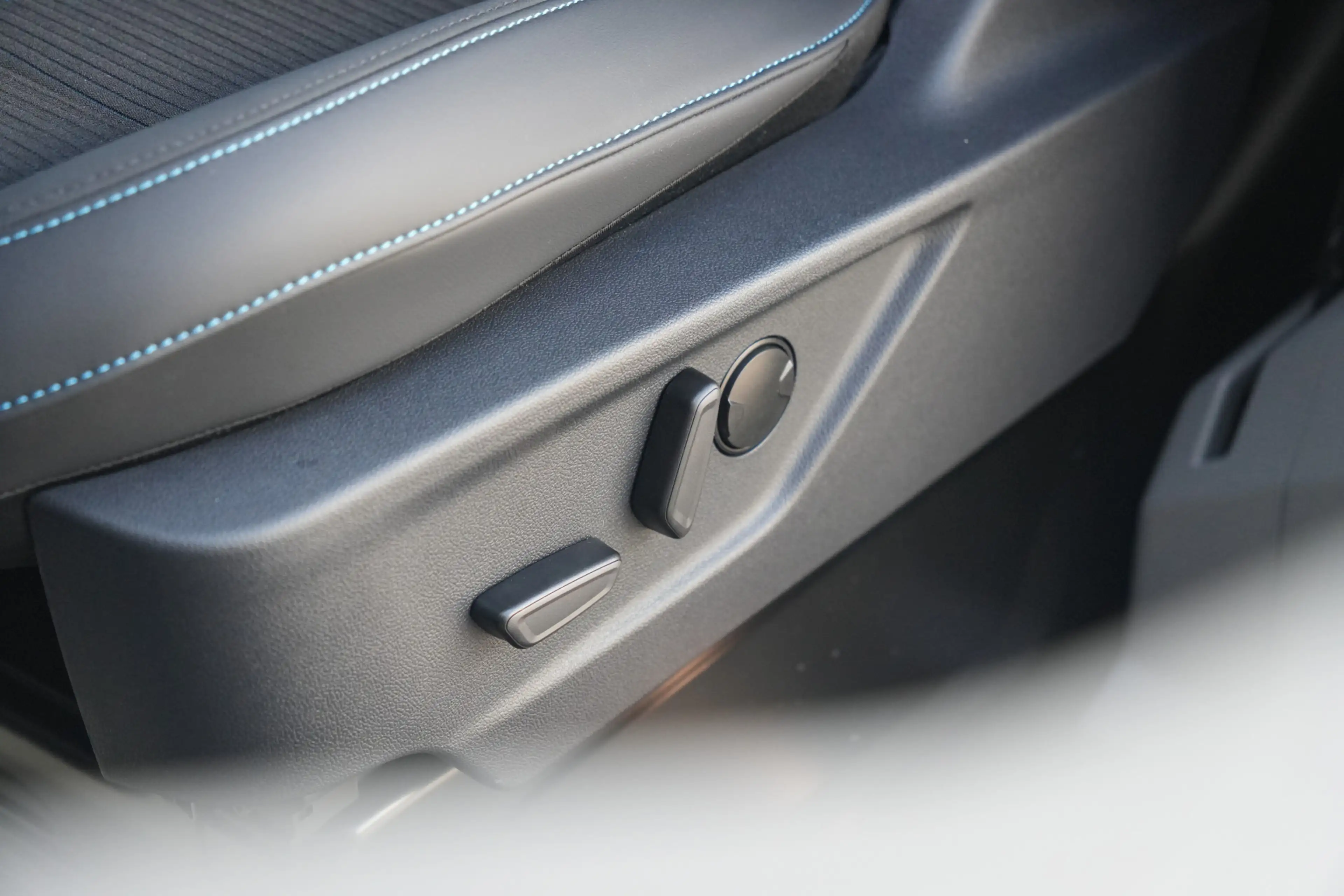 Ford Transit Custom E-Transit 340 L2H1 Sport 71 kWh 218pk - DIRECT LEV — photo 24