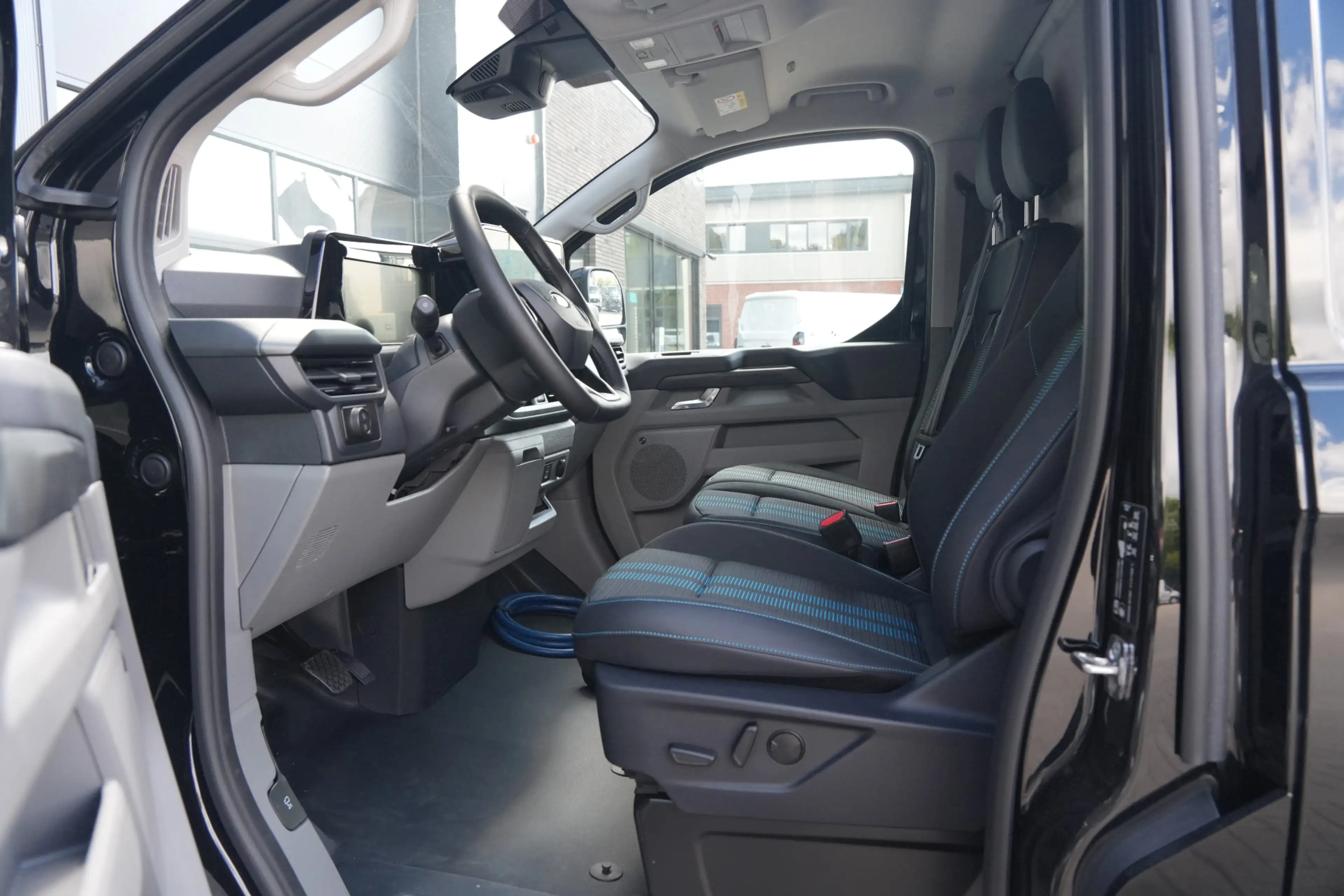 Ford Transit Custom E-Transit 340 L2H1 Sport 71 kWh 218pk - DIRECT LEV — photo 10