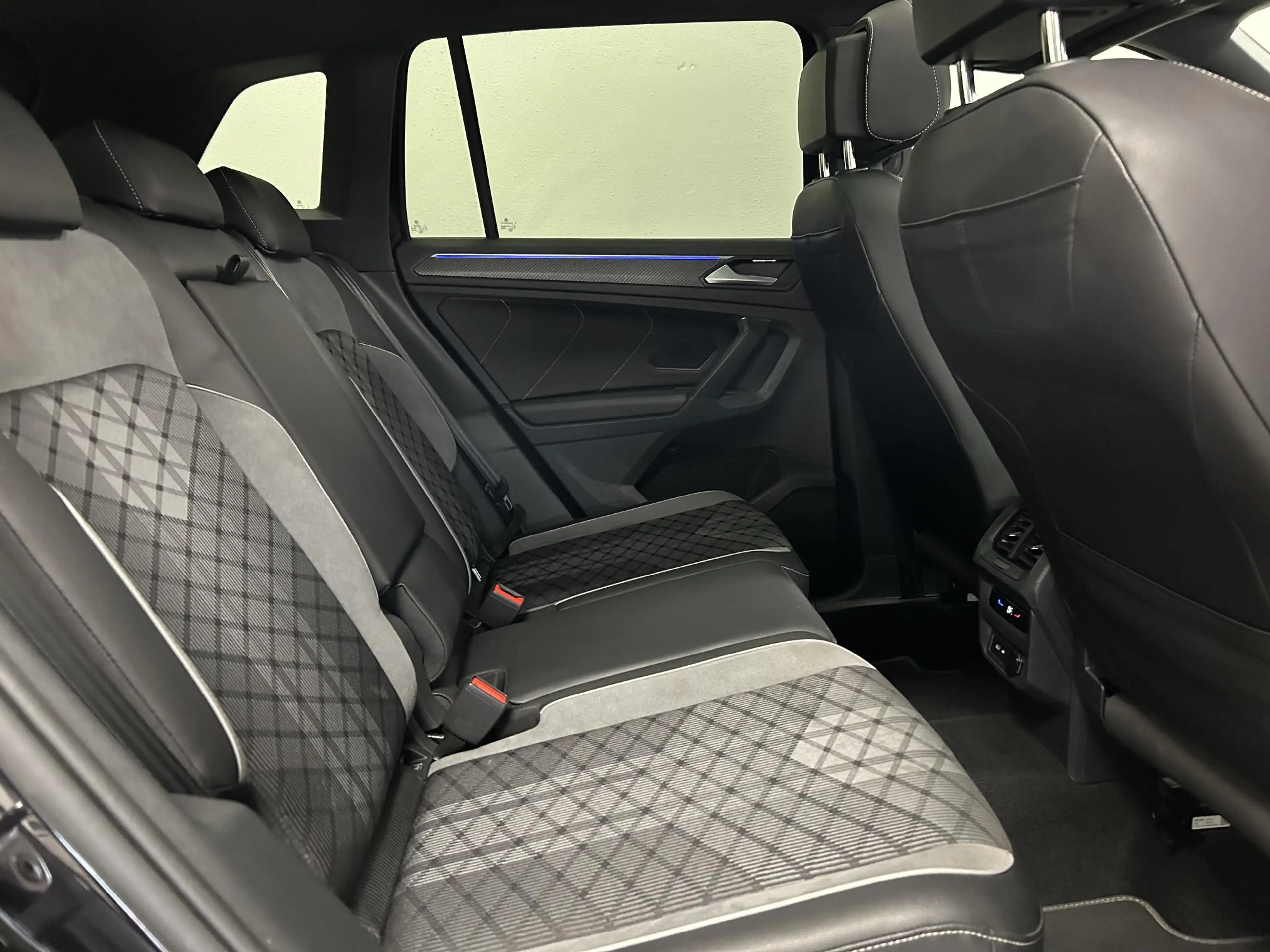 Volkswagen Tiguan 1.4 TSI eHybrid R-Line Black Style | 94% SOH | PAN — photo 30
