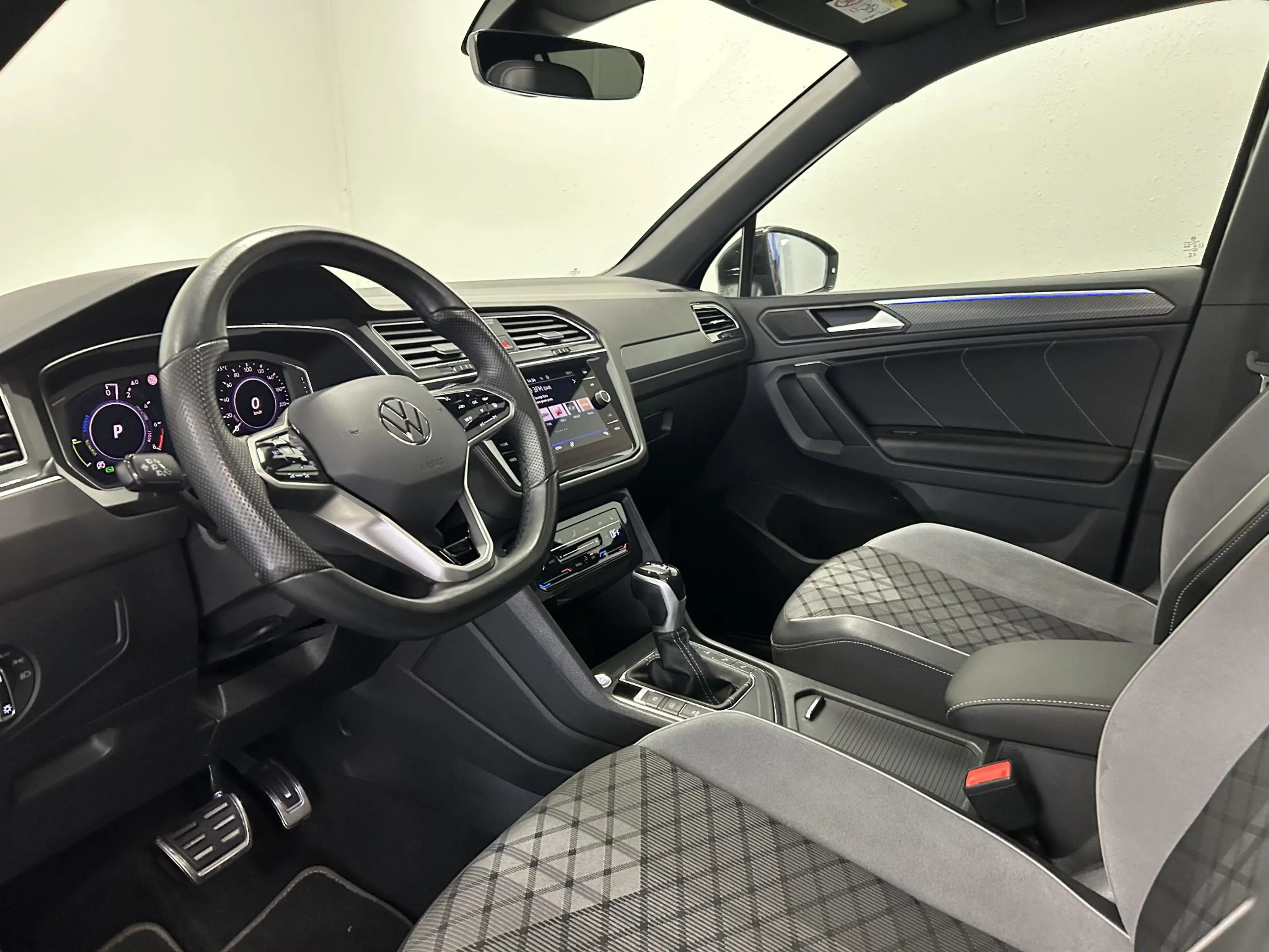 Volkswagen Tiguan 1.4 TSI eHybrid R-Line Black Style | 94% SOH | PAN — photo 27