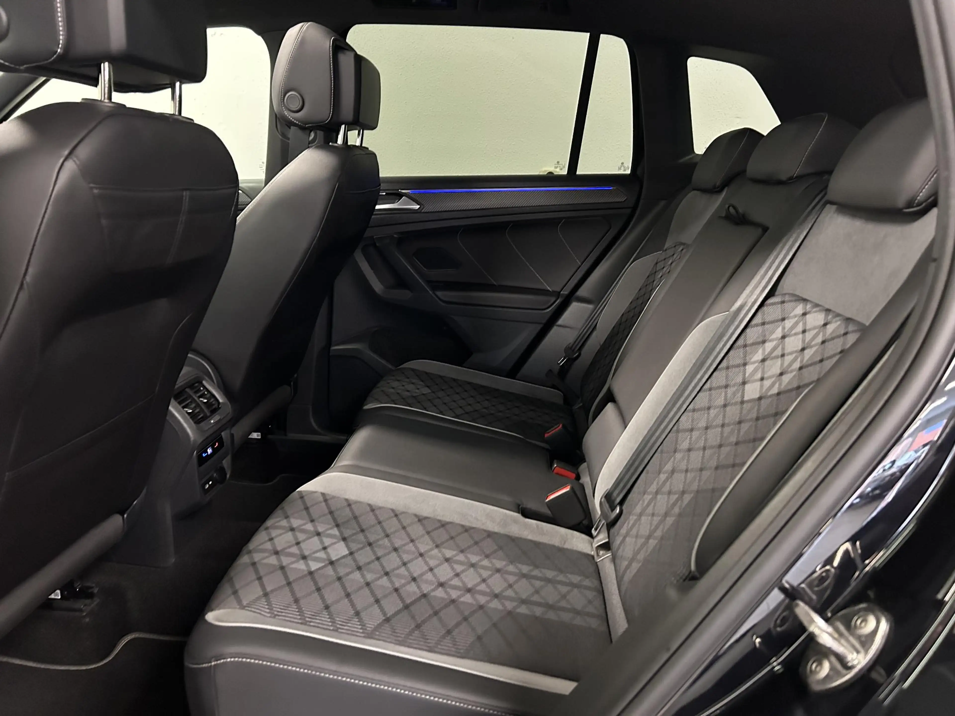 Volkswagen Tiguan 1.4 TSI eHybrid R-Line Black Style | 94% SOH | PAN — photo 8