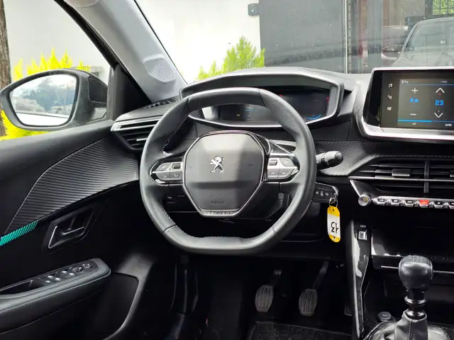 Peugeot 208 view 9