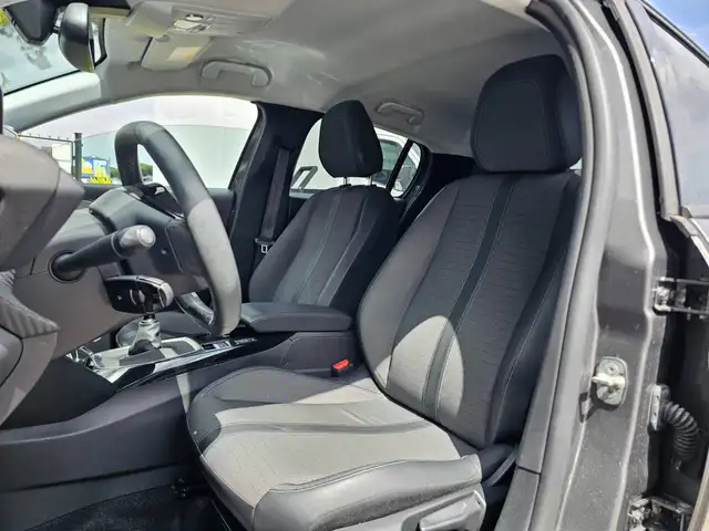 Peugeot 208 view 11