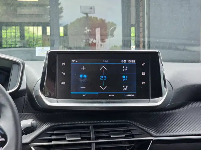 Peugeot 208 view 10
