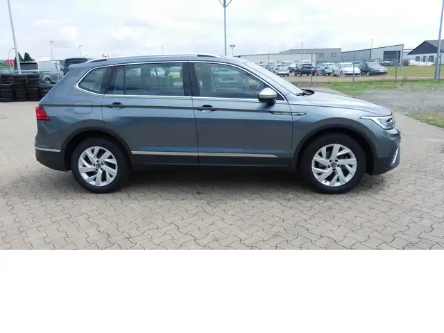 Volkswagen Tiguan Allspace view 2