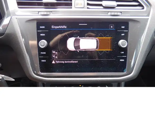 Volkswagen Tiguan Allspace view 6
