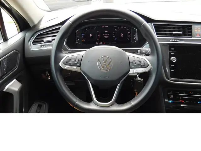 Volkswagen Tiguan Allspace view 8