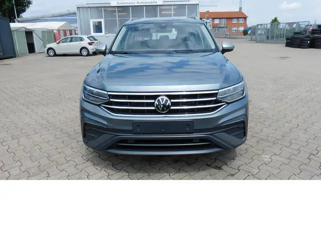 Volkswagen Tiguan Allspace view 3