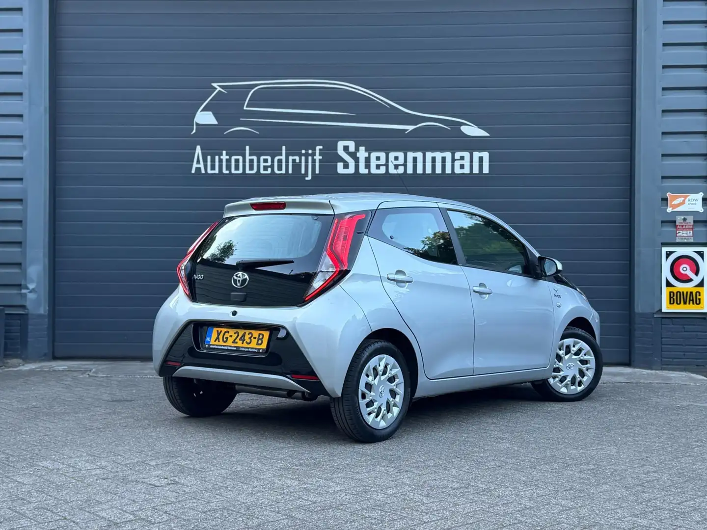 Toyota Aygo 1.0 VVT-i x-play | Carplay | Camera | Automaat Grigio - 2
