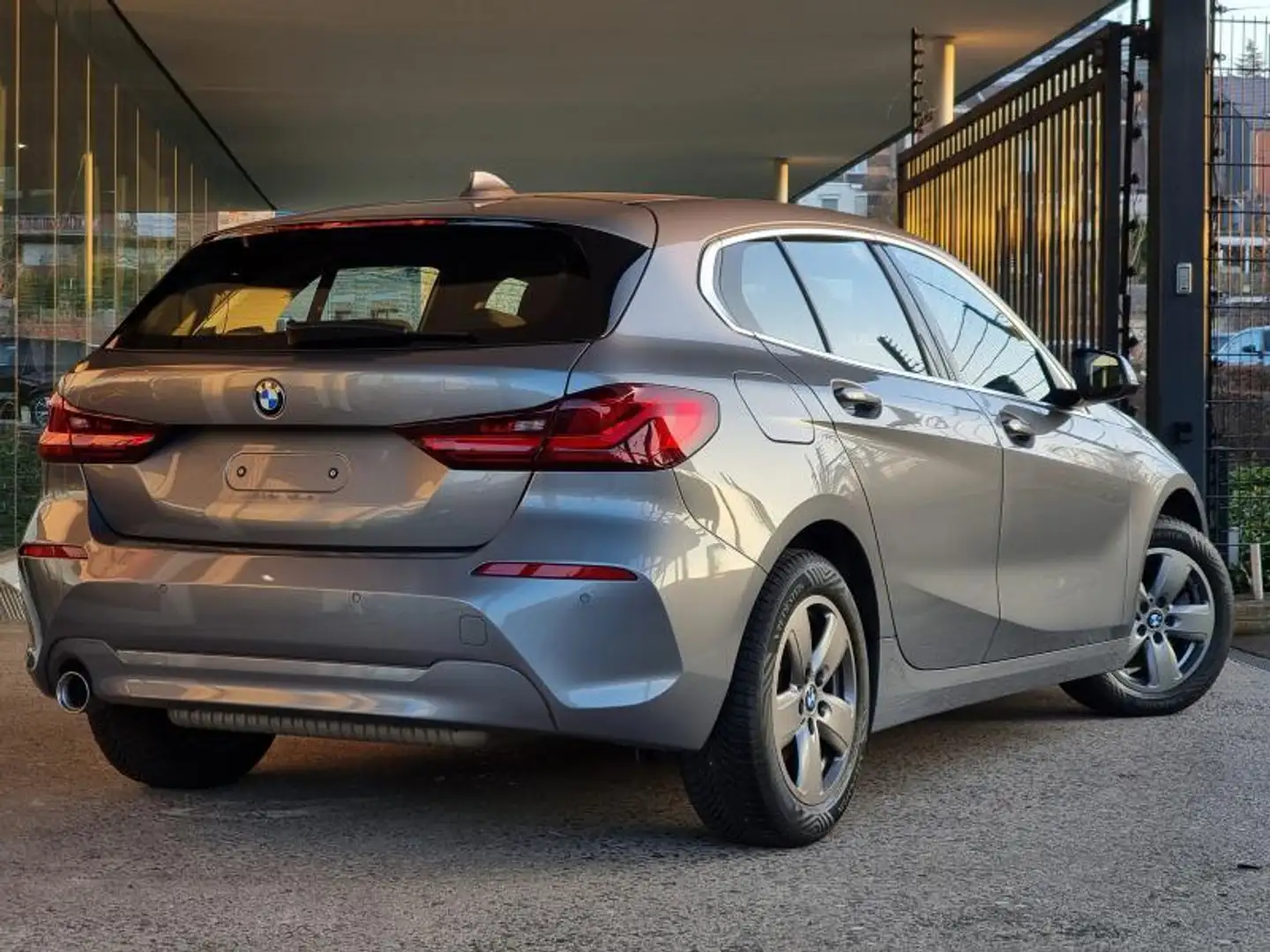 BMW 116 Hatch Gris - 2