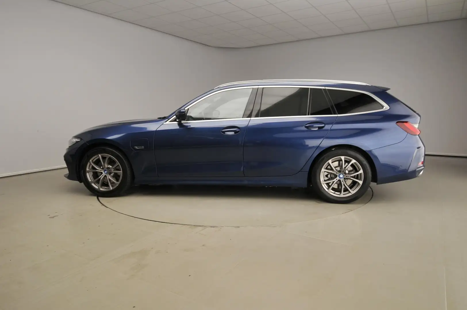 BMW 320 3 Serie Touring 320e | LED | Leder | HUD | Trekhaa Blauw - 2