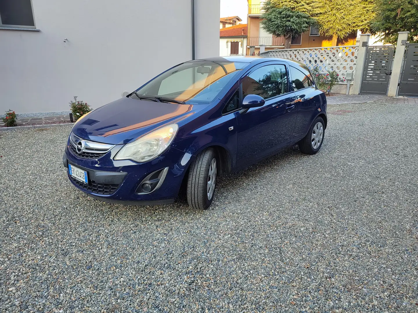 Opel Corsa Corsa IV 2010 3p 1.2 Club 85cv Bleu - 2