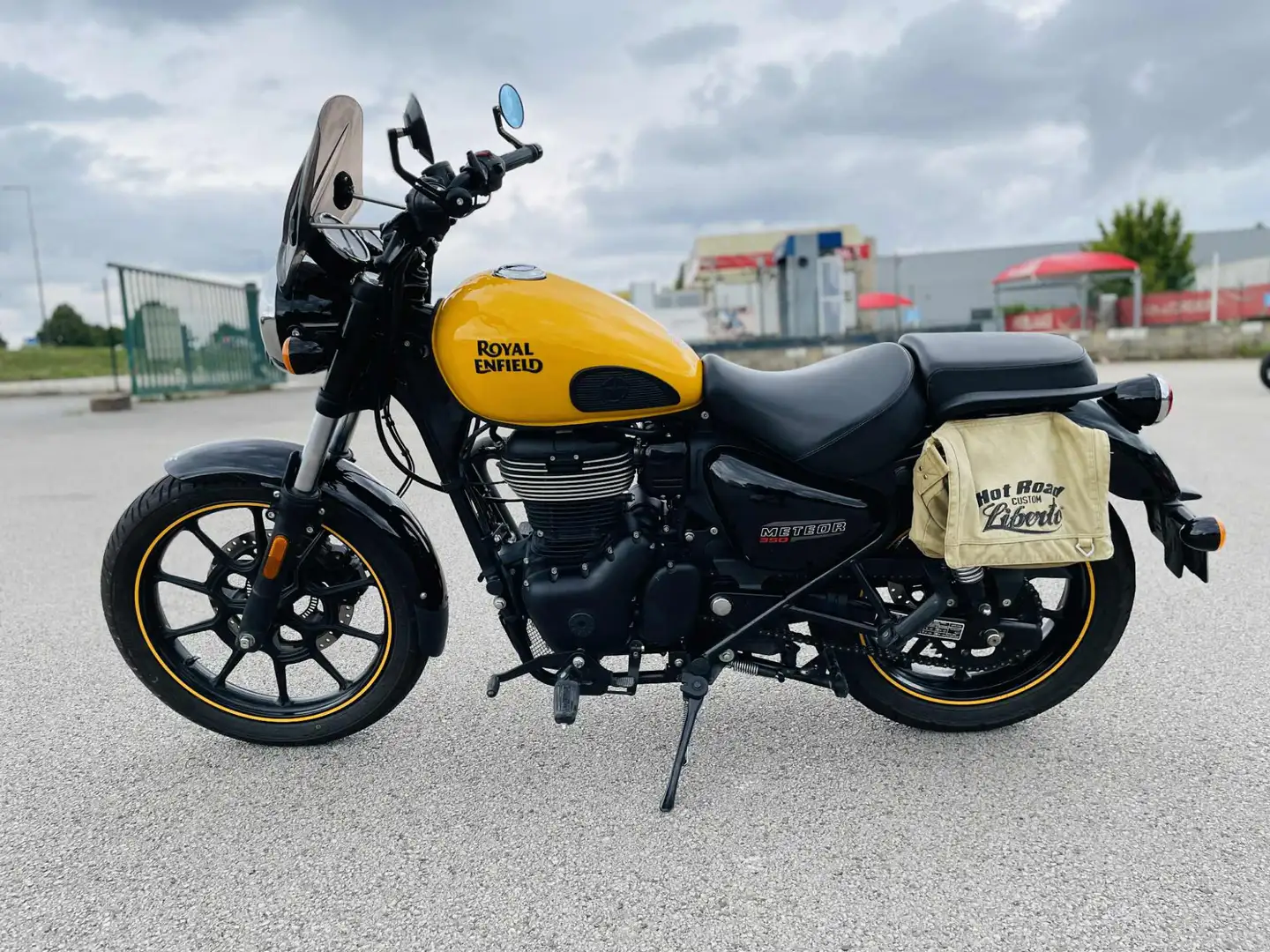 Royal Enfield Meteor 350 Jaune - 1