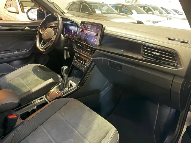 Volkswagen T-Roc view 9