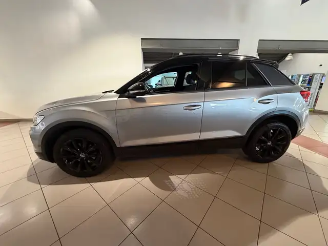 Volkswagen T-Roc view 2