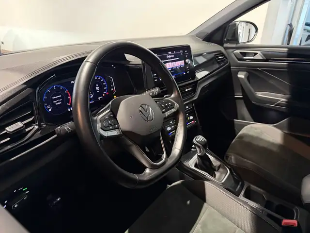 Volkswagen T-Roc view 8