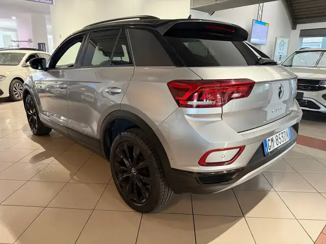 Volkswagen T-Roc view 3